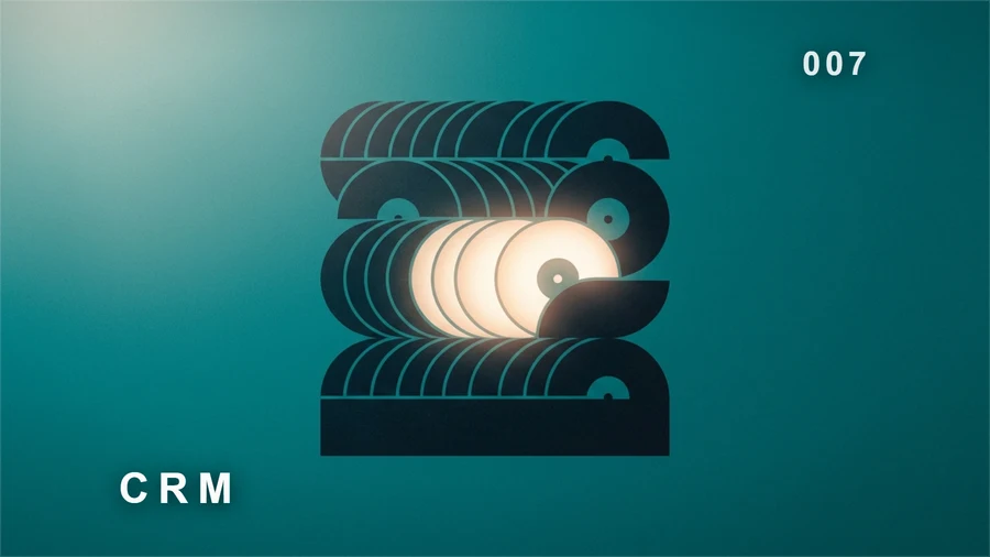CRM: tabla de registros de clientes sobre fondo verde azulado.