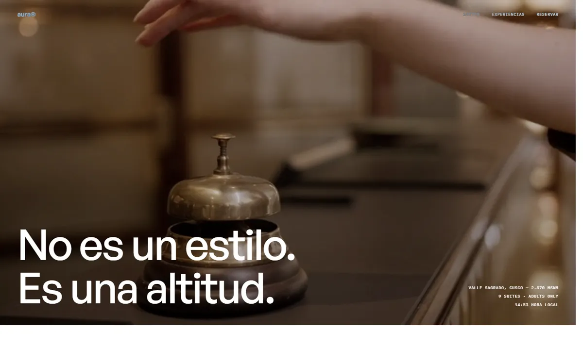 Web de AURA: portada minimalista de un hotel boutique con video a pantalla completa del Valle Sagrado.