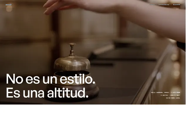 Web de AURA: portada minimalista de un hotel boutique.