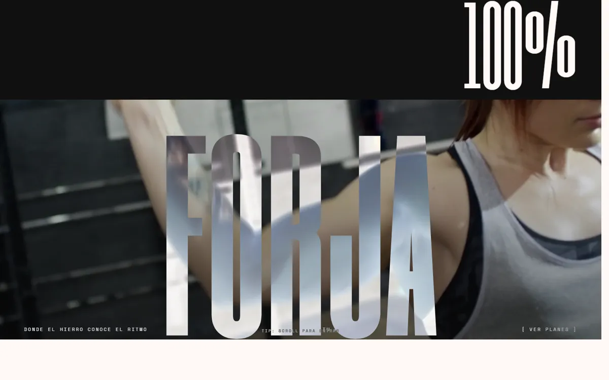 Web de FORJA: el nombre en tipografía monumental sobre un video de entrenamiento, con un contador de carga al 100%.